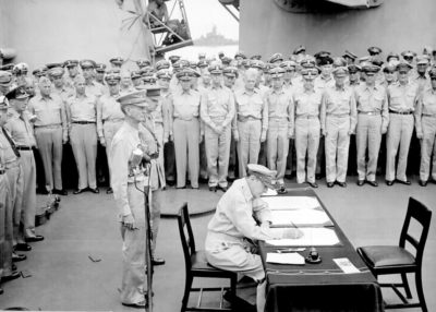DouglasMacArthur ondertekent overgave Japan