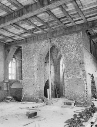 Ingang kerk tijdens restauratie 1965