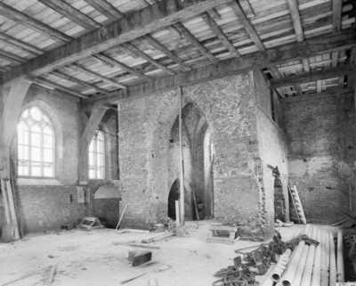 Ingang kerk tijdens restauratie 1965