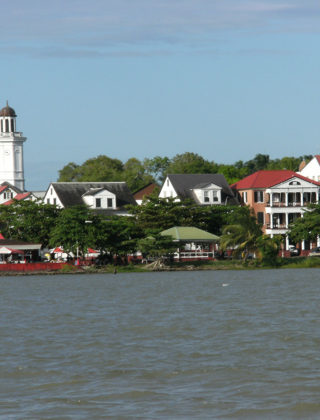 waterkant vanaf de Suriname rivier