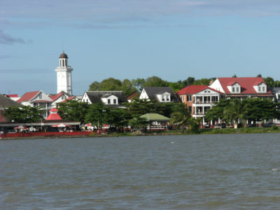 waterkant vanaf de Suriname rivier